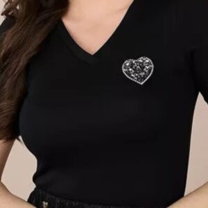 Blusa Leila Preto: Estilo com Toque Sofisticado