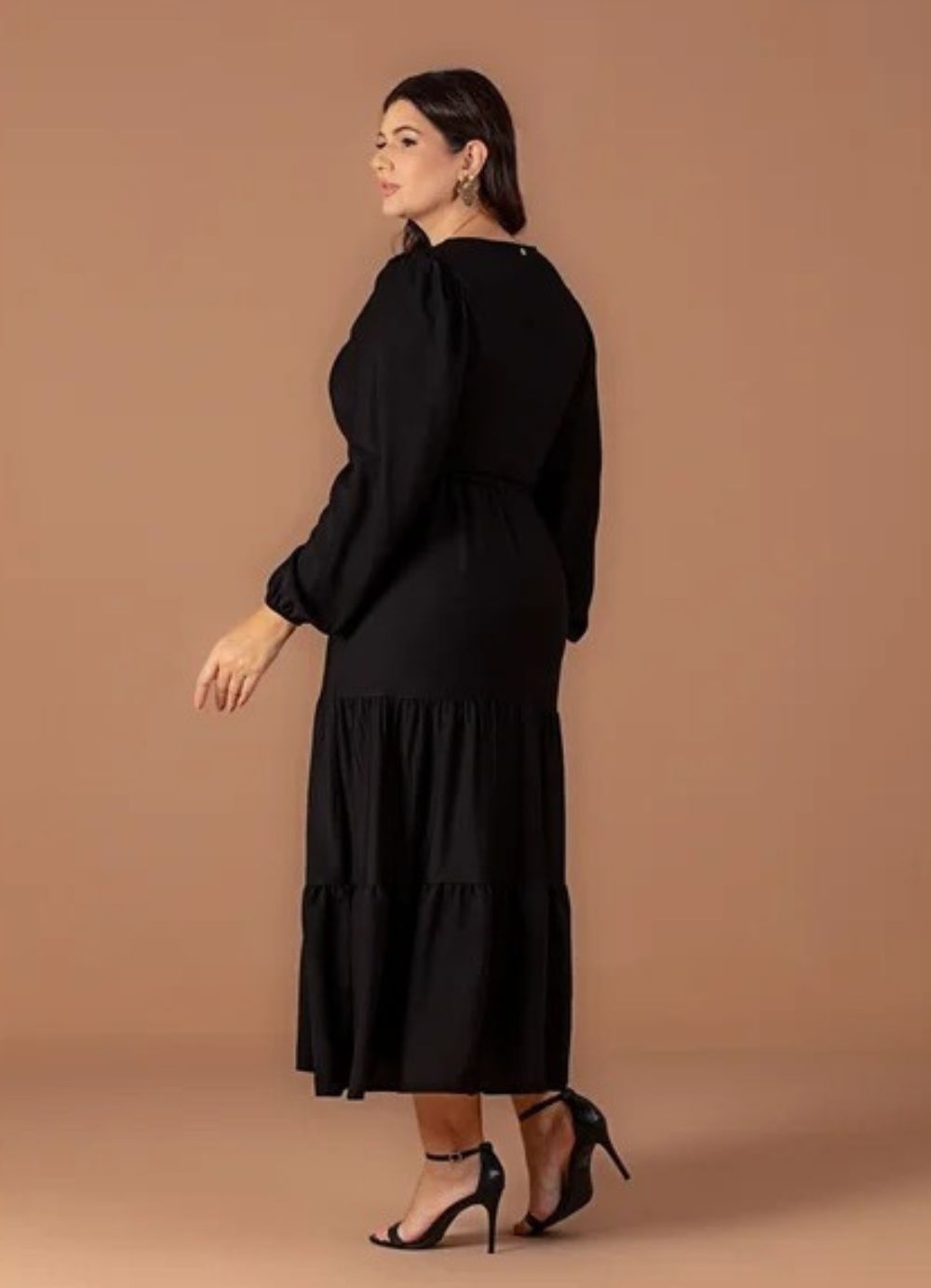 vestido preto plus size